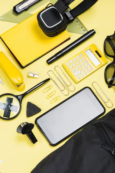 Fournitures scolaires et électronique — Photo de stock