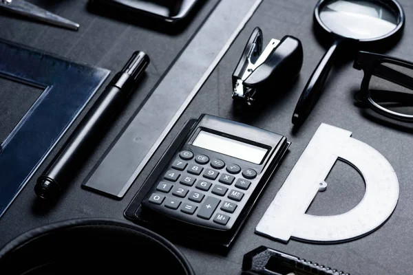 Калькулятор с различными офисными принадлежностями — стоковое фото