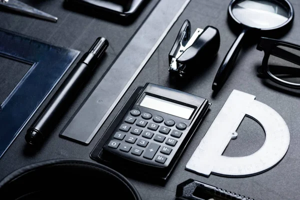 Calculatrice avec divers ustensiles de bureau — Photo de stock