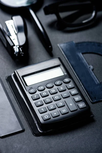 Calculadora con varios utensilios de oficina - foto de stock