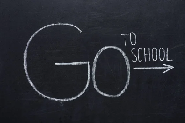 Phrase aller à l'école avec flèche signe — Photo de stock