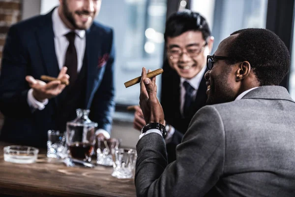 Business team multiculturale trascorrere del tempo, fumare sigari e bere whisky — Foto stock