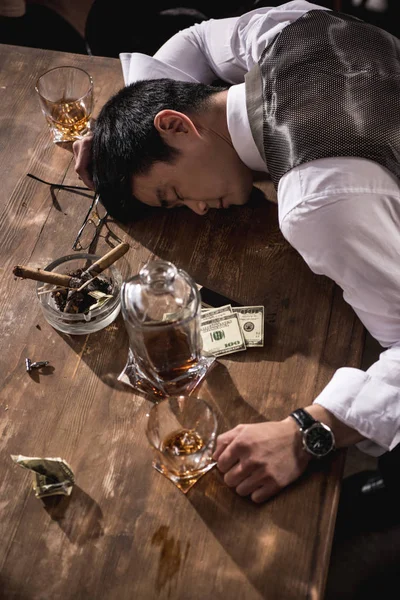 Vue latérale de l'homme d'affaires ivre dormant à table après la fête — Photo de stock
