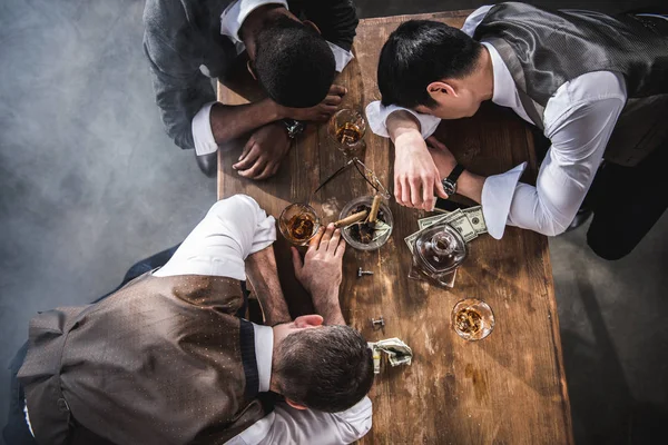 Colegas bêbados dormindo à mesa enquanto passam tempo juntos depois do trabalho — Fotografia de Stock