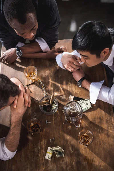 Colegas que beben alcohol mientras pasan tiempo juntos después del trabajo - foto de stock