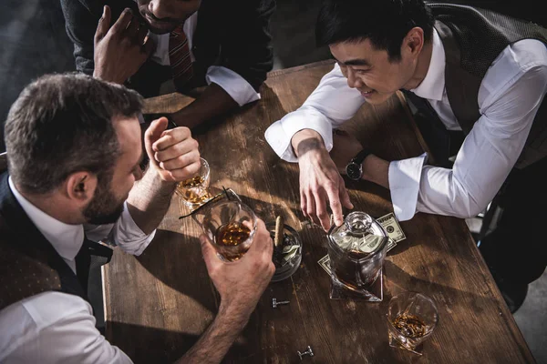 Коллеги пьют алкоголь, проводя время вместе после работы — стоковое фото