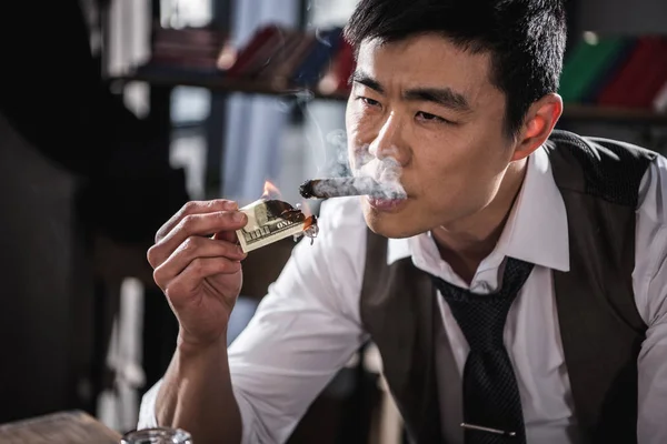 Retrato de empresário confiante fumar charuto com dinheiro na mão — Fotografia de Stock