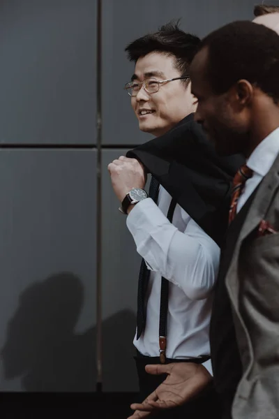 Feliz equipo de negocios multicultural elegante caminando al aire libre, gente de negocios concepto de equipo - foto de stock