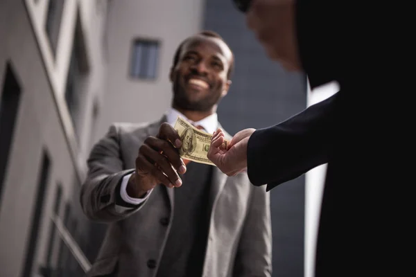 Junger afrikanisch-amerikanischer Geschäftsmann in Formalbekleidung beim Geldabheben im Freien — Stockfoto