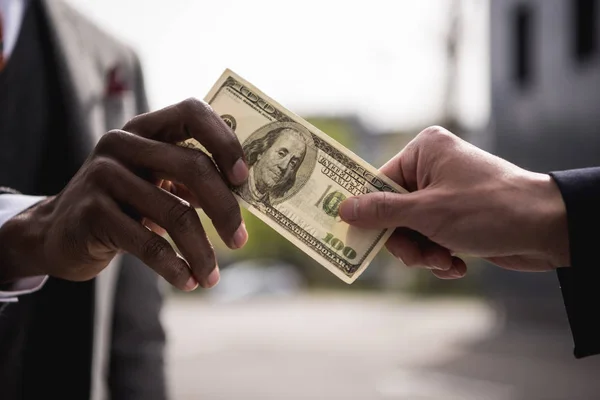 Anonyme Geschäftsleute halten Hundert-Dollar-Schein im Freien — Stockfoto