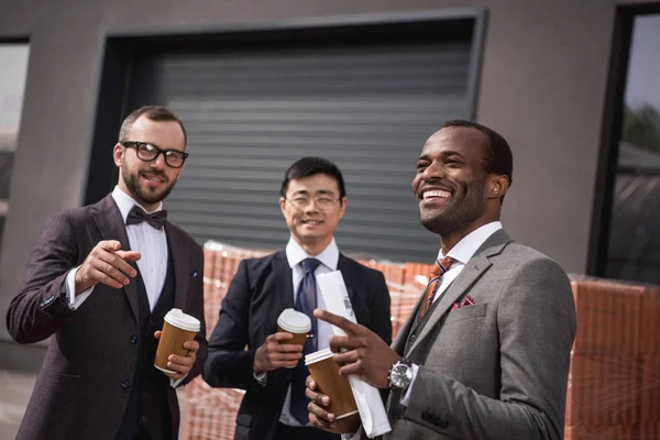 Jeunes hommes d'affaires multiethniques en tenue de cérémonie à la pause café en plein air, réunion de l'équipe d'affaires — Photo de stock