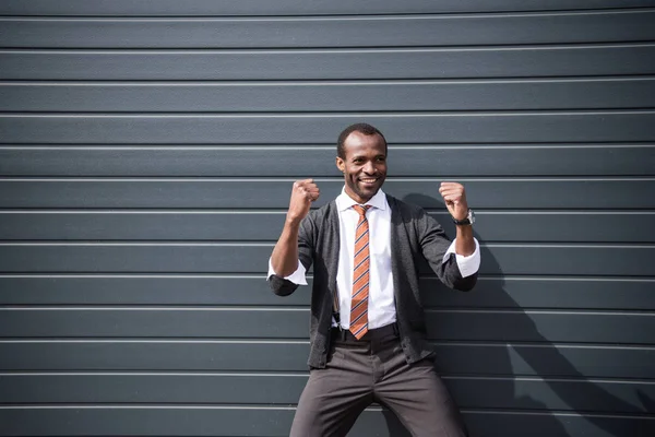 Jeune homme d'affaires afro-américain heureux debout à l'extérieur — Photo de stock