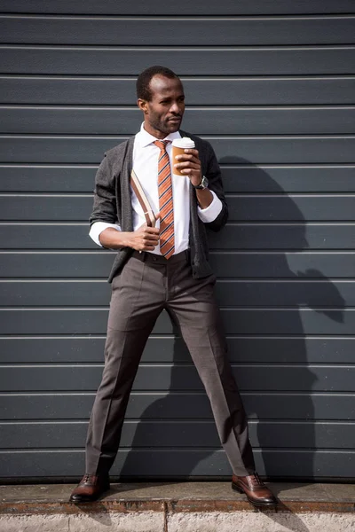 Молодий афроамериканський бізнесмен п'є каву на відкритому повітрі — стокове фото