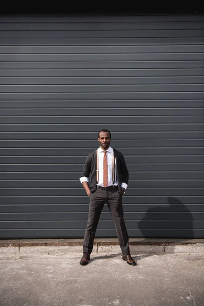 Joven hombre de negocios afroamericano confiado de pie al aire libre - foto de stock