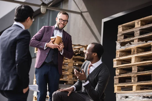 Giovani uomini d'affari multietnici in riunione formalwear alla pausa caffè all'aperto, riunione del team di lavoro — Foto stock