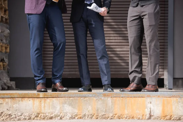 Recortado tiro de hombres de negocios con estilo en formalwear reunión al aire libre en el descanso, reunión de equipo de negocios - foto de stock