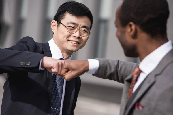 Junge lächelnde multiethnische Geschäftsleute in Formalbekleidung feiern Erfolg, Besprechung des Geschäftsteams — Stockfoto