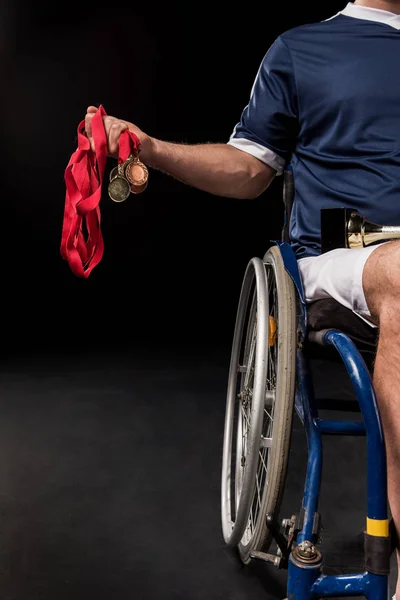 Paralímpica em cadeira de rodas com troféus — Fotografia de Stock