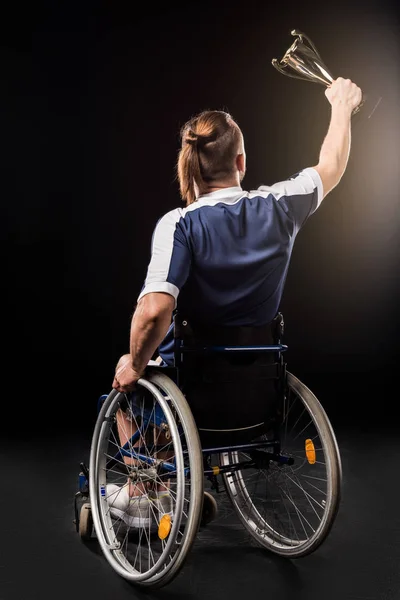 Paralympics im Rollstuhl mit Siegertrophäe — Stockfoto