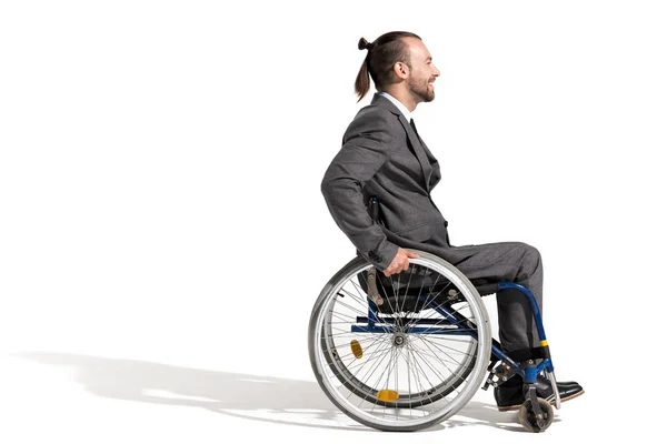 Homme d'affaires souriant en fauteuil roulant — Photo de stock