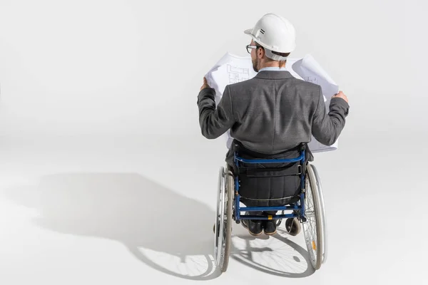 Архитектор-инвалид с чертежом — стоковое фото