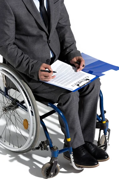 Hombre de negocios en silla de ruedas firmar contrato - foto de stock