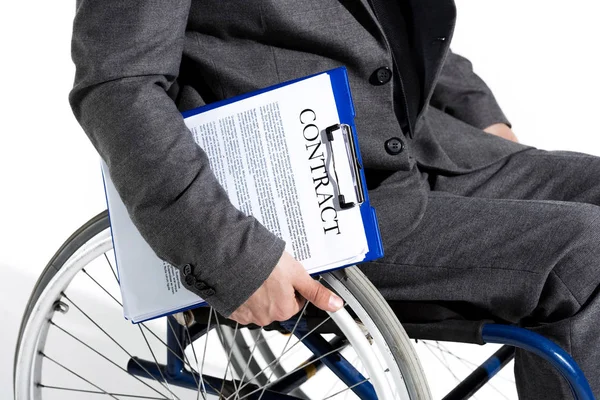 Hombre de negocios en silla de ruedas sujetapapeles con contrato - foto de stock