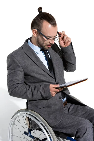 Homme d'affaires physiquement handicapé avec tablette numérique — Photo de stock