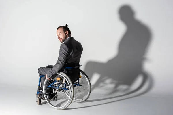 Homme d'affaires physiquement handicapé en fauteuil roulant avec ombre — Photo de stock