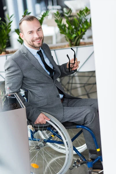 Homme d'affaires handicapé physique regardant la caméra — Photo de stock