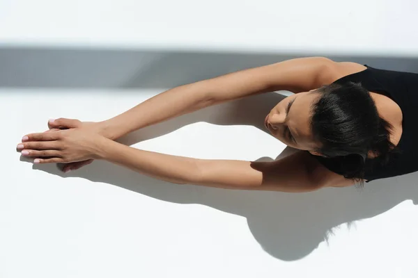 Chica afroamericana tomando el sol - foto de stock