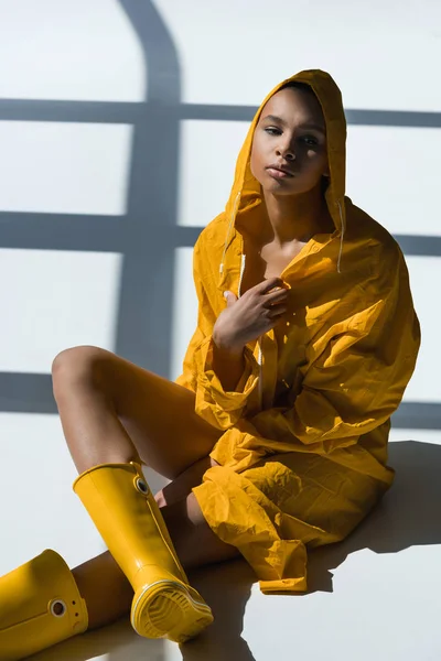 Mulher americana africana em capa de chuva — Fotografia de Stock