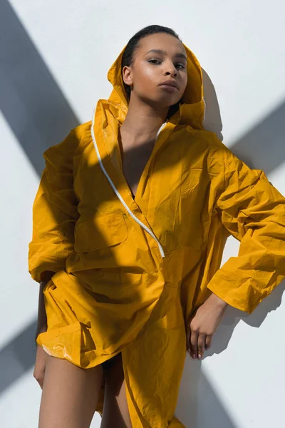 Magnifique jeune femme en imperméable — Photo de stock