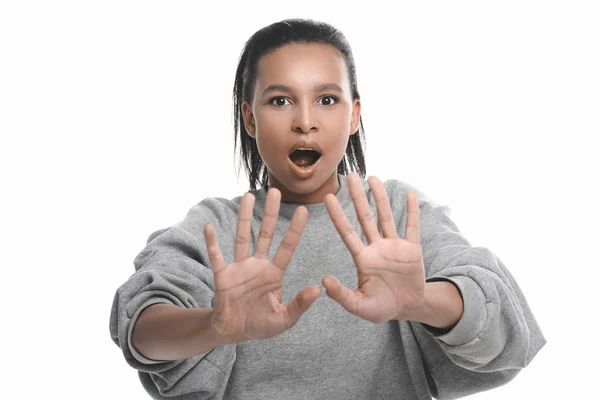 Mujer joven en suéter gris - foto de stock