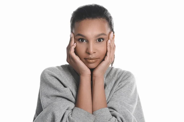 Giovane donna in maglione grigio — Foto stock