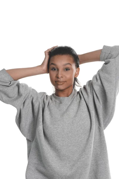 Giovane donna in maglione grigio — Foto stock