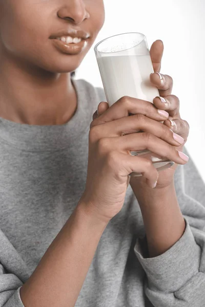Giovane donna che beve latte — Foto stock