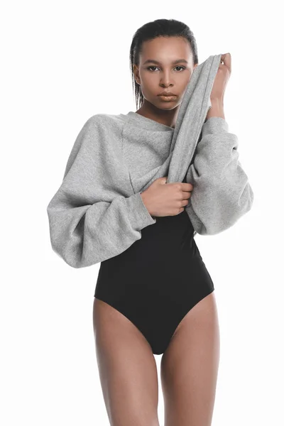 Mujer joven en body y suéter - foto de stock
