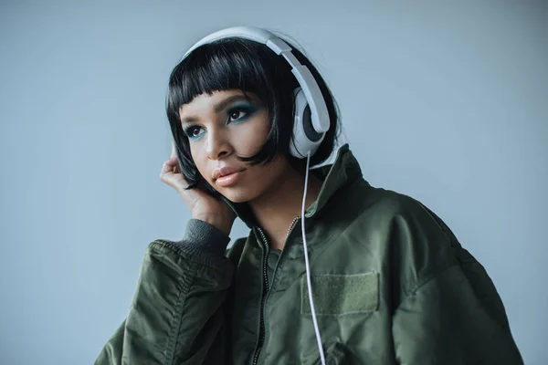 Mujer escuchando música - foto de stock