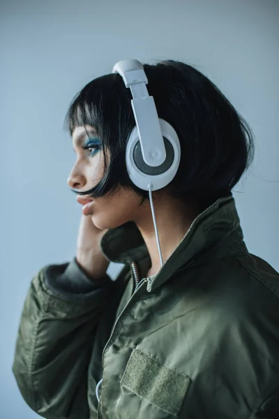 Frau hört Musik — Stockfoto