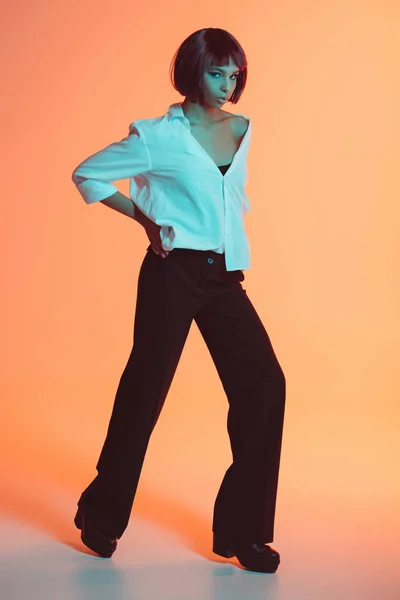 Mujer afroamericana elegante posando - foto de stock