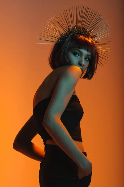 Menina americana africana posando em headpiece — Fotografia de Stock