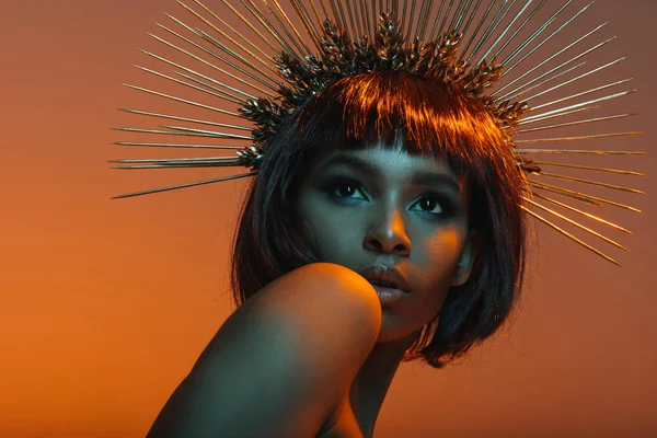 Menina americana africana posando em headpiece — Fotografia de Stock