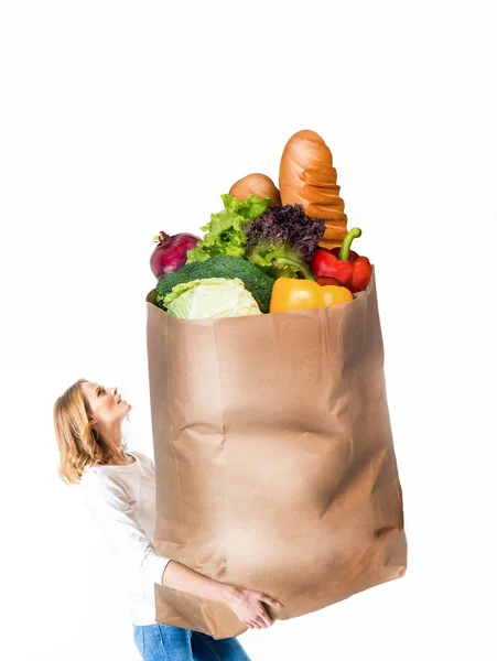 Mujer con bolsa de papel enorme - foto de stock