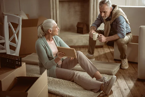 Wife showing old photo to husband — Stock Photo