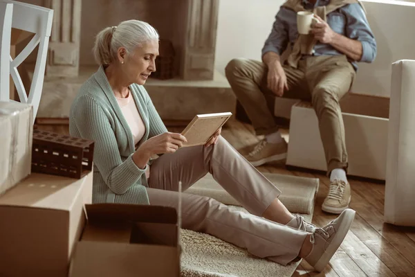 Wife showing old photo to husband — Stock Photo