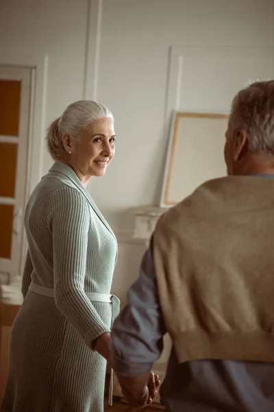 Pareja mayor que sostiene las manos - foto de stock