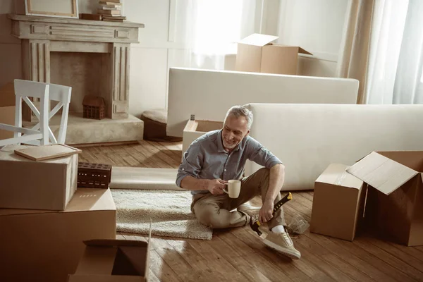 Homme emballage boîtes en carton — Photo de stock