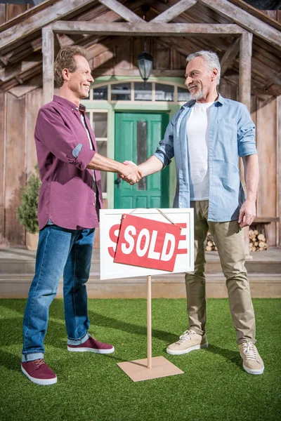 Man buying new house — Stock Photo