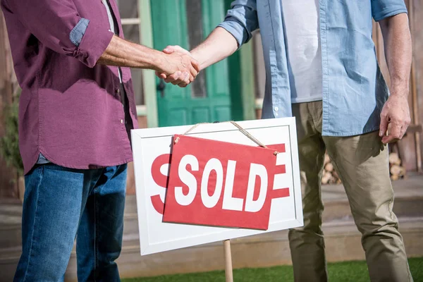 Man buying new house — Stock Photo